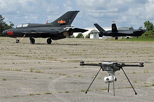Makieta chińskiego samolotu bojowego stealth J-20 widoczna w tle filmu z ćwiczenia z bsl R80D SkyRaider wyposażonym w nowy system transmisji danych. Po lewej widoczna makieta chińskiego dwumiejscowego myśliwca J-7 – rozwiniętej kopii rosyjskiego MiG-21 / Zdjęcie: Cpl. Nicholas Cox – USMC