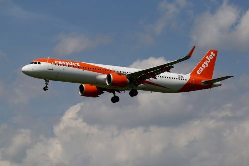 Według easyJet wprowadzenie technologii DPO i CDA ma pozwolić na redukcję zużycia paliwa o około 1%, co oznacza zmniejszenie emisji dwutlenku węgla o 88 600 t rocznie, czyli o wartość, która powstałaby w wyniku 16 100 okrążeń Ziemi przez samochód z silnikiem spalinowym / Zdjęcie: Marcin Sigmund