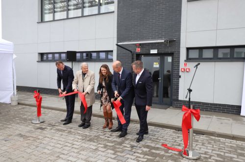 Nowe Centrum laboratoryjne napędów rakietowych i satelitarnych uroczyście otworzyli: prezes Sieci Badawczej Łukasiewicz – Andrzej Dybczyński, dyrektor Łukasiewicz – Instytutu Lotnictwa Paweł Stężycki, kierownik projektu nowego centrum Leszek Rams, wiceprezes Polskiej Agencji Kosmicznej Michał Wierciński i w imieniu marszałka Adama Struzika zastępca dyrektora Departamentu Rozwoju Regionalnego i Funduszy Europejskich w Urzędzie Marszałkowskim Województwa Mazowieckiego Kamila Kuleska / Zdjęcia: Bartosz Głowacki 