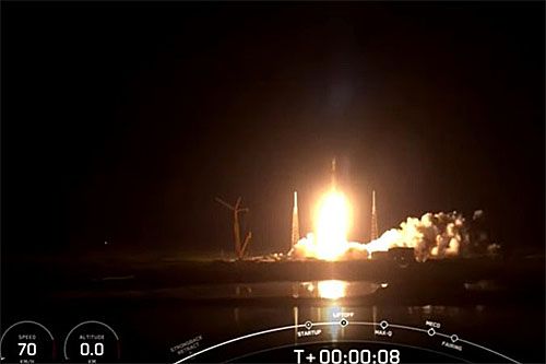 Rakieta nośna Falcon 9 z satelitami konstelacji Starlink startuje w nocy z ośrodka na Cape Canaveral, 22.10.2023, 02:07 UTC / Zdjęcie: SpaceX