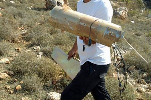 Fragmenty pocisku przeciwlotniczego Saqr-1 znalezione na południu Libanu. Pocisk miał zostać zniszczony przez izraelską obronę powietrzną po wystrzeleniu w kierunku rozpoznawczego bsl / Zdjęcie: X – Syr_Mil_Wik