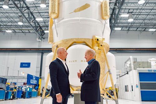 Założyciel Blue Origin Jeff Bezos i administrator NASA Bill Nelson przed pełnowymiarową makietą lądownika księżycowego Blue Moon Mark 1 / Zdjęcie: NASA