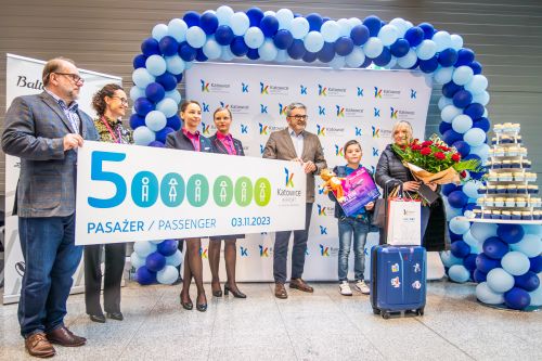 Pierwszą 5-milionową pasażerką odprawioną w skali roku kalendarzowego w Pyrzowicach została pani Aleksandra, która przyleciała z Dortmundu na pokładzie Airbusa A320 linii Wizz Air / Zdjęcie: Jakub Mańka – biuro prasowe portu lotniczego Katowice 