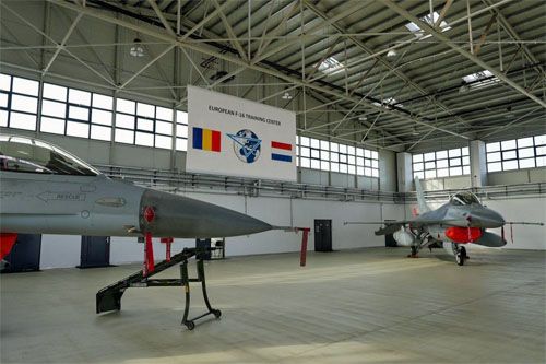 Do bazy Fetesti w Rumunii dotarło już 5 myśliwców F-16 z Holandii. Mają one posłużyć do szkolenia (ukraińskich i nie tylko) pilotów i techników, a później będą przekazane Ukrainie / Zdjęcie: MO Holandii