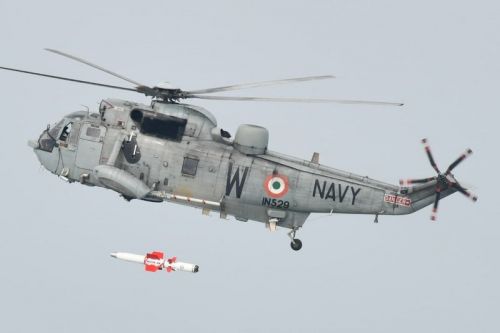 Sea King Mk 42B indyjskiej marynarki wojennej odpala pokpr NASM-SR / Zdjęcie: BNS