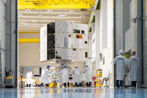 Przybycie kadłuba pierwszego Galileo G2 do cleanroomu we Friedrichshafen / Zdjęcie: Airbus