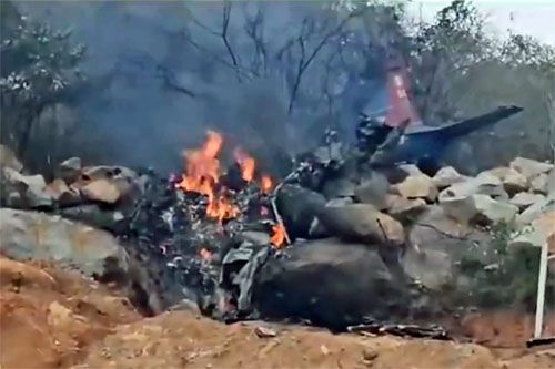 Płonące szczątki samolotu PC-7, który rozbił się w indyjskim dystrykcie Medak / Zdjęcie: via ANI