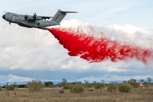 Zrzut retardantu ze zbiorników A400M / Zdjęcie: Airbus Defence and Space