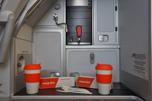 Linie easyJet mają wyposażyć wszystkich swoich pilotów i członków personelu pokładowego (około 14 tys. osób) w kubki i sztućce wielokrotnego użytku, co ma pozwolić na zaoszczędzenie ponad 10 mln artykułów jednorazowego użytku o masie 71 t rocznie / Zdjęcie: easyJet