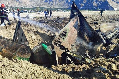 Dogaszanie szczątków samolotu myśliwsko-bombowego Su-22, który rozbił się w Iranie / Zdjęcie: via X