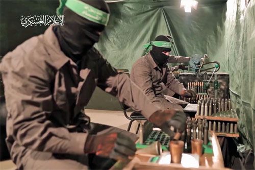 Specjaliści Hamasu wytwarzają też amunicję kal. 12,7 mm zasilająca kopie irańskich karabinów snajperskich AM-50