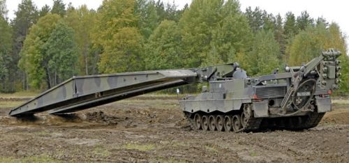 Fińskie siły zbrojne eksploatują 10 mostów towarzyszących Leopard 2L zamówionych w dwóch transzach / Zdjęcie: Patria