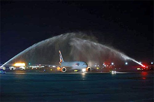 Powitanie przez linie HiSky Europe salutem wodnym Airbusa A330 na lotnisku Henri Coandă / Zdjęcie: HiSky Europe