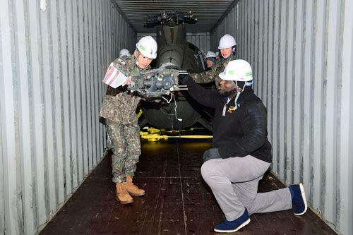Jeden z 6 śmigłowców McDD MD500 Defender ładowanych do kontenerów w porcie Pusan w Republice Korei przed wysłaniem do USA / Zdjęcie: MO Republiki Korei