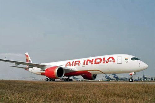 Pierwszy Airbus A350-900 linii Air India po wylądowaniu na lotnisku w New Delhi / Zdjęcie: Air India