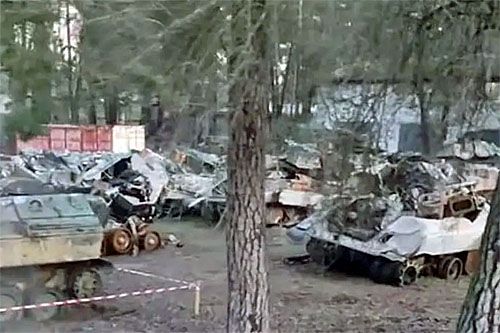 Kadr z filmu, na którym pokazano uszkodzone (zniszczone) w czasie walk na Zaporożu bwp M2A2 Bradley. Na filmie widać kilkanaście takich pojazdów / Zdjęcie: via Telegram