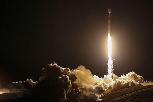 Rakieta nośna Falcon 9 z satelitami rozpoznania radarowego SARah 2 i 3 startuje z wyrzutni w bazie Vandenberg / Zdjęcie: SpaceX