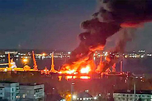Pożar wywołany ukraińskim atakiem na port w Teodozji na Krymie. Najważniejszym obiektem objętym pożarem był duży okręt desantowy Nowoczierkassk / Zdjęcie: via Telegram