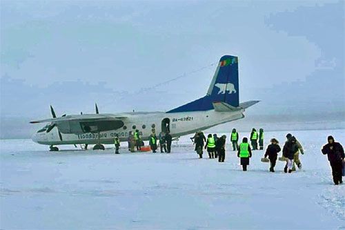 Ewakuacja pasażerów i załogi z samolotu An-24, który wypadł z pasa i zatrzymał się na brzegu zamarzniętej rzeki Kołyma / Zdjęcie: Jakutsk Wiecziernyj