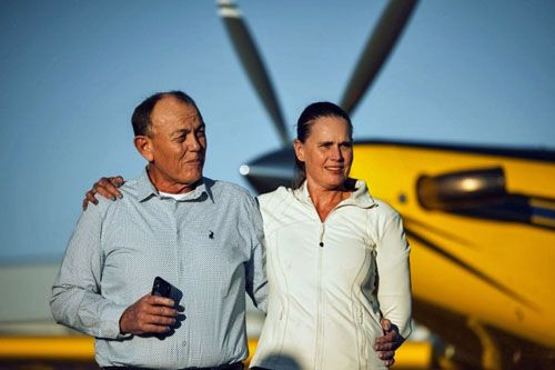 Casper i Estella Botha na tle samolotu Air Tractor AT-502A, który rozbił się 29 grudnia 2023 / Zdjęcie: Facebook – Tian du Preez/Castello Farming