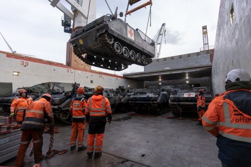 Ciężarówki, transportery i inny sprzęt zostały wycofane ze służby w holenderskich wojskach lądowych / Zdjęcie: MO Holandii