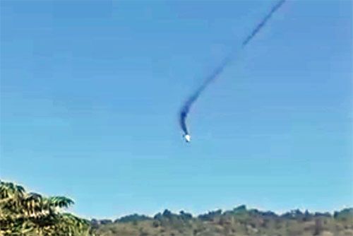 Spadający po trafieniu przez pocisk z wyrzutni naramiennej FN-6 śmigłowiec Mi-17 wojsk lotniczych Mjanmy / Zdjęcie: MPA