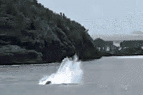 Moment uderzenia o powierzchnię wody samolotu Super Viking, który rozbił się u wybrzeża wyspy Bequia / Zdjęcie: via News Admin