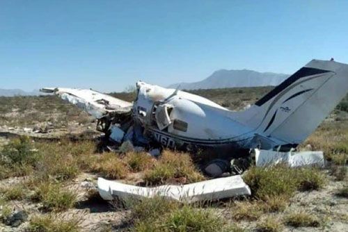 Szczątki samolotu Piper Malibu Mirage, który rozbił się podczas lądowania na lotnisku Plan de Guadalupe w Meksyku / Zdjęcie: via X – JuanJoRamz28
