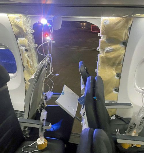 Miejsce po strukturze zastępującej drzwi ewakuacyjne w samolocie modelu 737 MAX 9 linii Alaska. Prawdopodobnie na fotelach znajdujących się bezpośrednio obok tego miejsca w feralnym locie nikt nie siedział / Zdjęcie: via X