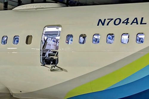 Kadłub Boeinga 737 MAX 9 – z otworem po zaślepce zastępującej drzwi ewakuacyjne – po awaryjnym lądowaniu na lotnisku w Portland / Zdjęcie: via X