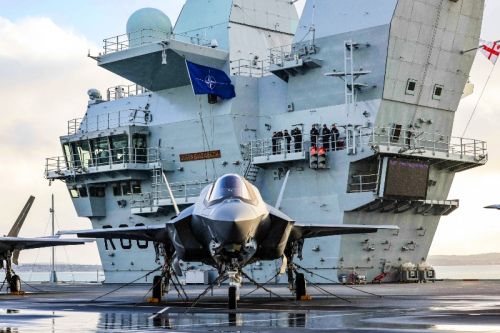 Skierowanie brytyjskiego lotniskowca na Bliski Wschód wiąże się z operacją Prosperity Guardian i cyklicznymi atakami Ruchu Huti na żeglugę handlową / Zdjęcie: Royal Navy