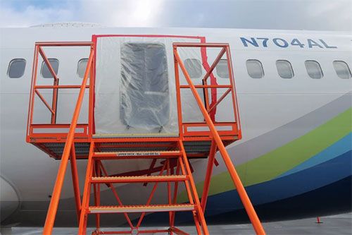 Zabezpieczone na czas inspekcji dokonywanych przez specjalistów FAA i NTSB miejsce po panelu zastępującym drzwi ewakuacyjne, który wypadł podczas lotu z Boeinga 737 MAX 9 / Zdjęcie: NTSB