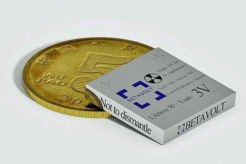 Bateria opracowana przez Betavolt jest wielkością zbliżona do monety. Może więc zmieścić się w smartfonie lub rozruszniku serca i zasilać je przez cały czas funkcjonowania, nawet 50 lat / Ilustracja: Betavolt