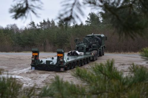 Zestawy Jak składają się z opancerzonego ciągnika siodłowego Jelcz C882.62 i naczepy niskopodwoziowej ST775-20W i mogą przewozić pojazdy gąsienicowe o masie 70 t / Zdjęcie: AU MON