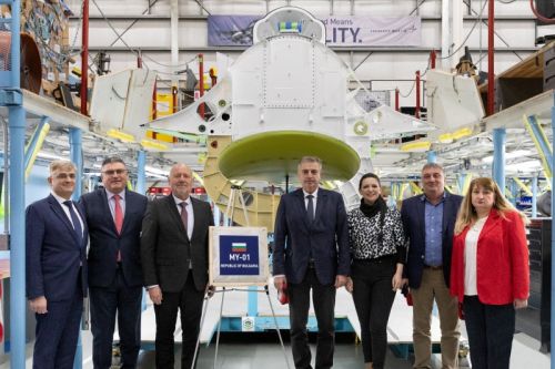 Delegacja z Bułgarii z wizytą w zakładach Lockheed Martina w Greenville. Z tyłu widoczna jest struktura kadłuba pierwszego bułgarskiego F-16 (MY-01) / Zdjęcie: Lockheed Martin