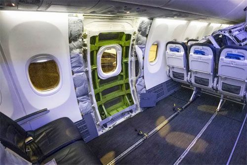 Panel zastępujący drzwi ewakuacyjne samolotu 737 MAX 9 Alaska Airlines zaparkowanego 11 stycznia 2024 przed hangarem na międzynarodowym lotnisku Seattle-Tacoma przygotowany do inspekcji. By umożliwić dostęp do niego, zdemontowano osłony ścian bocznych i siedzenia / Zdjęcie: Ellen M. Banner – The Seattle Times