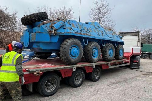 Ex-bułgarskie transportery opancerzone BTR-60 noszą niebieskie malowanie / Zdjęcie: Todor Tagarew