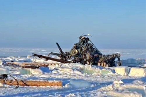 Wrak śmigłowca Mi-8 wydobyty tydzień po katastrofie na powierzchnię jeziora Onega / Zdjęcie: SK FR