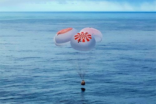 Kapsuła statku komicznego Crew Dragon Freedom, kończącego misję Ax-3, tuż przed wodowaniem u wybrzeży Florydy / Zdjęcie: SpaceX