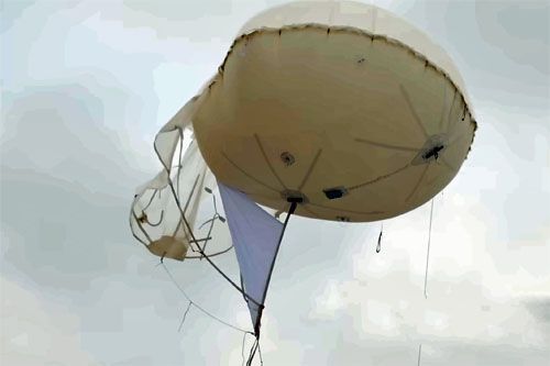 Jeden z balonów wykorzystywanych przez Ukraińców nad polem walki. To prosta konstrukcja mogąca unosić lekką kamerę lub urządzenie retranslacyjne / Zdjęcie: aerobavovna.com