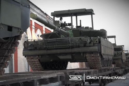 Czołgu T-80BWM wyposażone zostały w dodatkowy moduł wieżowy chroniący przed atakami bsl / Zdjęcie: Uralwagonzawod