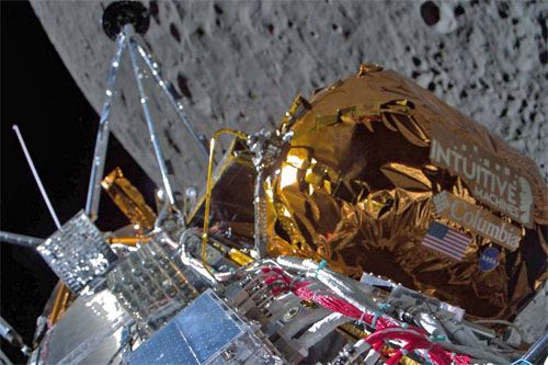 Widok z lądownika Nova-C na powierzchnię Księżyca. Zdjęcie zostało wykonane 21 lutego 2024, gdy lądownik dotarł na zaplanowaną orbitę / Zdjęcie: Intuitive Machines