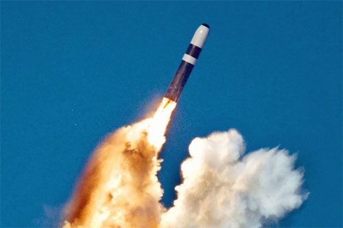 Pierwsza faza startu rakiety balistycznej Trident. To w tej fazie doszło do awarii podczas brytyjskiego testu / Zdjęcie: MoD