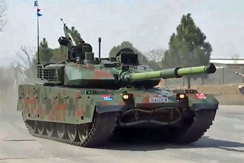 Pakistański czołg podstawowy Haider podczas prezentacji związanej z uruchomieniem jego produkcji seryjnej / Zdjęcie: HIT