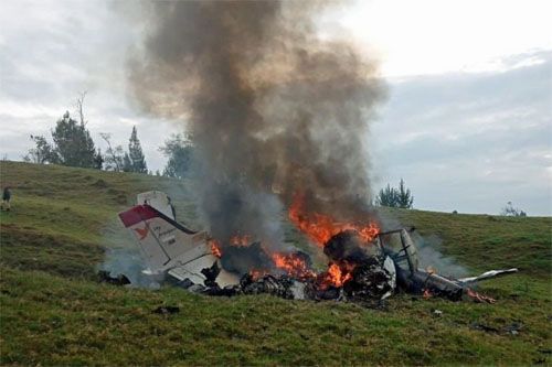Płonący wrak samolotu medycznego King Air, który rozbił się dziś rano w Kolumbii / Zdjęcie: X – ReporteYa