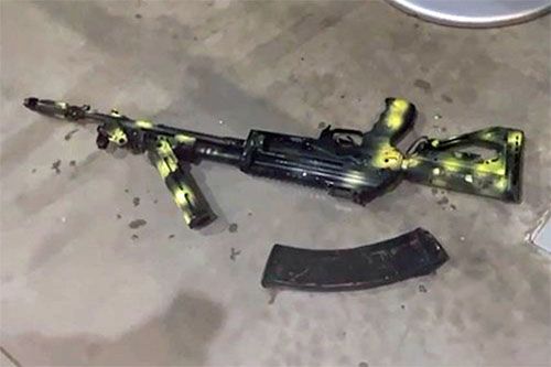 Terroryści porzucili broń, której użyli w napadzie na halę koncertową. Broń znaleziono też w lokalach, które mieli do dyspozycji w Moskwie. Na miejscu ataku terrorystycznego śledczy znaleźli myśliwski karabinek samopowtarzalny Saiga TR3 (cywilna wersja AK-12) oraz karabinki szturmowe Kałasznikowa, a także przewiązane taśmą magazynki na naboje kalibru 5,45 i 7,62 mm / Zdjęcie: kanał Telegram – Sliedkom