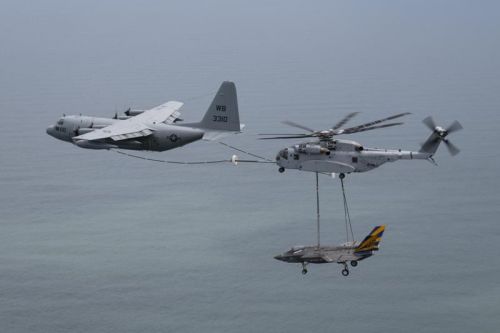 CH-53K przewozi płatowiec F-35C i jednocześnie pobiera paliwo z KC-130T / Zdjęcie: Kyra Helwick
