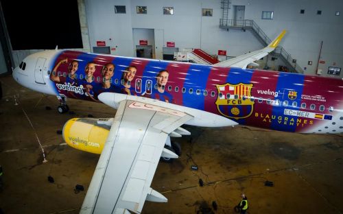 A320 EC-MER w nowym malowaniu wykonał pierwszy lot komercyjny 26 kwietnia 2024 z Barcelony do Londynu-Gatwick / Zdjęcia: FC Barcelona