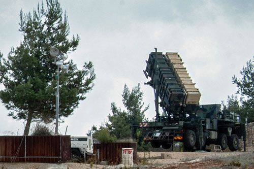 Wyrzutnia MIM-104 Patriot stacjonująca w północnym Izraelu, sierpień 2018. Konfiguracja wyrzutni jest jedną z kluczowych wad amerykańskiego systemu, który może atakować cele sektorowo. Pociski nowoczesnych systemów obrony powietrznej startują pionowo, co jest znacznie bardziej efektywne energetycznie / Zdjęcie: Basel Awidat – Flash90