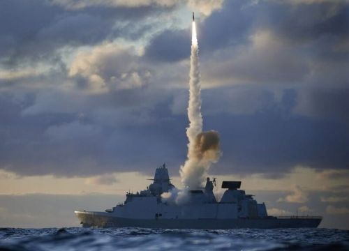 Wraz z modernizacją pociski SM-2 i SM-6 mają mieć wspólną sekcję naprowadzania, co m.in. uprości logistykę / Zdjęcie: Raytheon